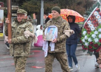 В Умані жителі громади провели в останню путь воїна