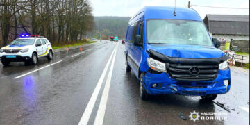 Виконувала розворот в забороненому місці. На Івано-Франківщині водійка врізалась в інше авто (ФОТО)
