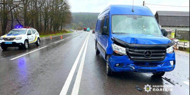 Виконувала розворот в забороненому місці. На Івано-Франківщині водійка врізалась в інше авто (ФОТО)