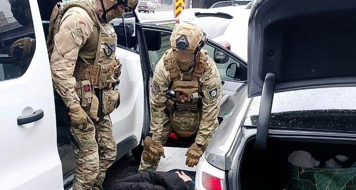 Виїзд з України за 20 тисяч доларів: нова схема