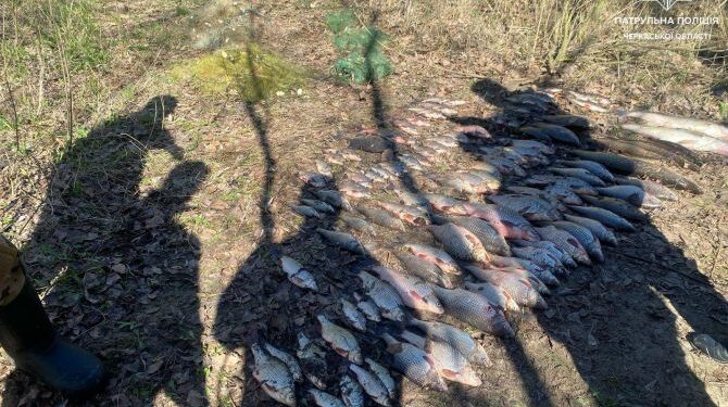 Водний патруль на Дніпрі виявив чоловіка, що рибалив за допомогою сітки — Новини Черкащіни