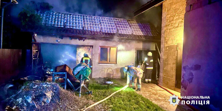 Загрожує до десяти років ув’язнення: на Прикарпатті чоловік підпалив літню кухню колишньої тещі (ФОТО)