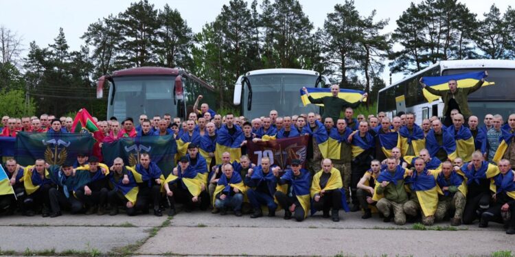 11 з 205 військовослужбовців, яких у День української піхоти повернули з російського полону, родом з Житомирщини | Журнал Житомира