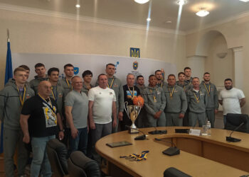 Черкаські Мавпи з бронзовим кубком Суперліги завітали до Черкаської ОВА – Федерація баскетболу України