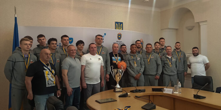 Черкаські Мавпи з бронзовим кубком Суперліги завітали до Черкаської ОВА – Федерація баскетболу України
