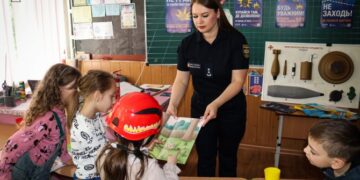 Черкаські першокласники провели «урок безпеки» разом із рятувальниками — Новости Черкасс