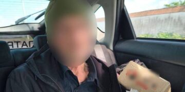 Чоловік поцупив з прилавку мобільний телефон працівника магазину: як його спіймали —Хмельнитчина