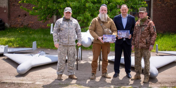 Допомагають захисникам навчатися: для ППО з Івано-Франківська передали тренувальні дрони