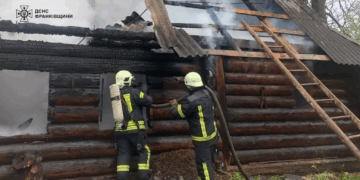 Горіло приватне господарство: на Івано-Франківщині рятувальники під час пожежі виявили тіло людини