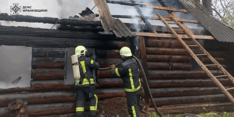 Горіло приватне господарство: на Івано-Франківщині рятувальники під час пожежі виявили тіло людини