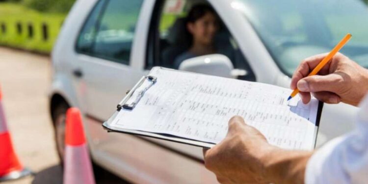 Іспит на права: майбутнім водіям готують зміни | |