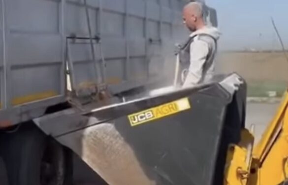 На Черкащині водій вантажівки, яку зупинили під час рейду, перевантажив 13 тонн кукурудзи, щоб продовжити рух