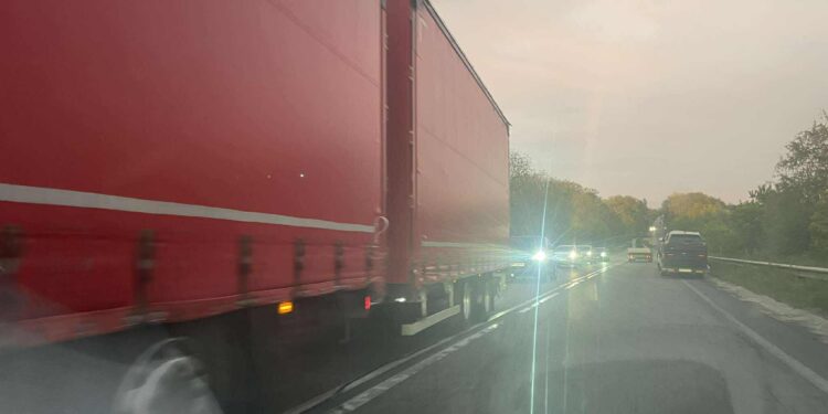 На Дубенщині зіткнулися легковик та автовоз – рух ускладнений (ФОТОФАКТ)