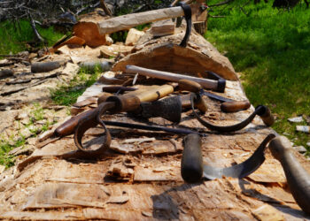 На Хортиці створюють реконструкцію старовинного човна-довбанки – археолог Дмитро Кобалія розповів цікаві деталі про проєкт | Новости Запорожья