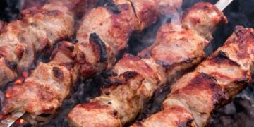 На Львівщині підліток ледве не задихнулася через шматок шашлика