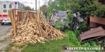 На Шепетівщині перевернулось авто та пошкодило домоволодіння —Хмельнитчина