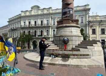 На Європейській площі в Одесі намалювали триколор рф :: Інтент :: Суспільно-політичне видання:: Регіональна мережа якісної журналістики