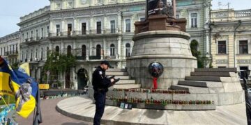 На Європейській площі в Одесі намалювали триколор рф :: Інтент :: Суспільно-політичне видання:: Регіональна мережа якісної журналістики