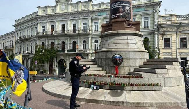 На Європейській площі в Одесі намалювали триколор рф :: Інтент :: Суспільно-політичне видання:: Регіональна мережа якісної журналістики