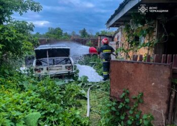 На Звенигородщині через пустощі дітей з вогнем згоріло авто