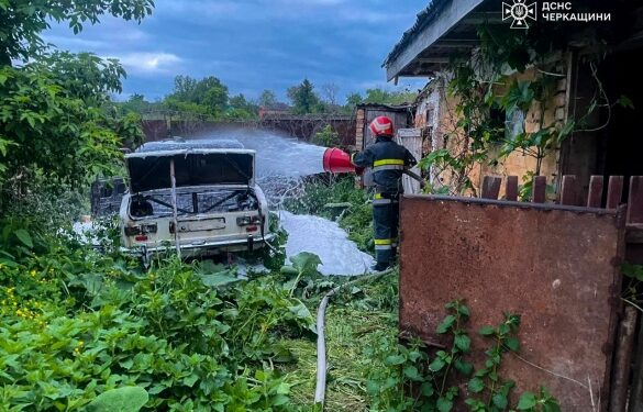 На Звенигородщині через пустощі дітей з вогнем згоріло авто