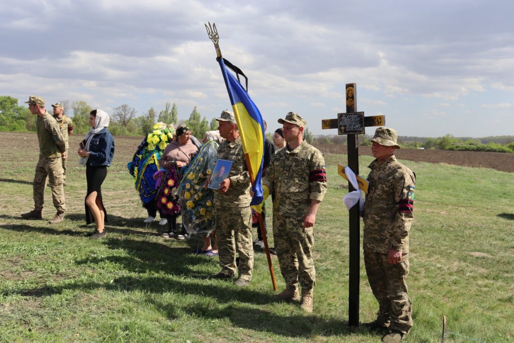 Уродженець донецької Макіївки захищав небо над Полтавщиною у лавах ЗСУ. Олександр Шарлай особисто збив два дрони. Воїна поховали 1 травня.