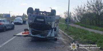 Під Львовом зіткнулися Tesla, “Жигулі” та “ГАЗель”: постраждали дві людини