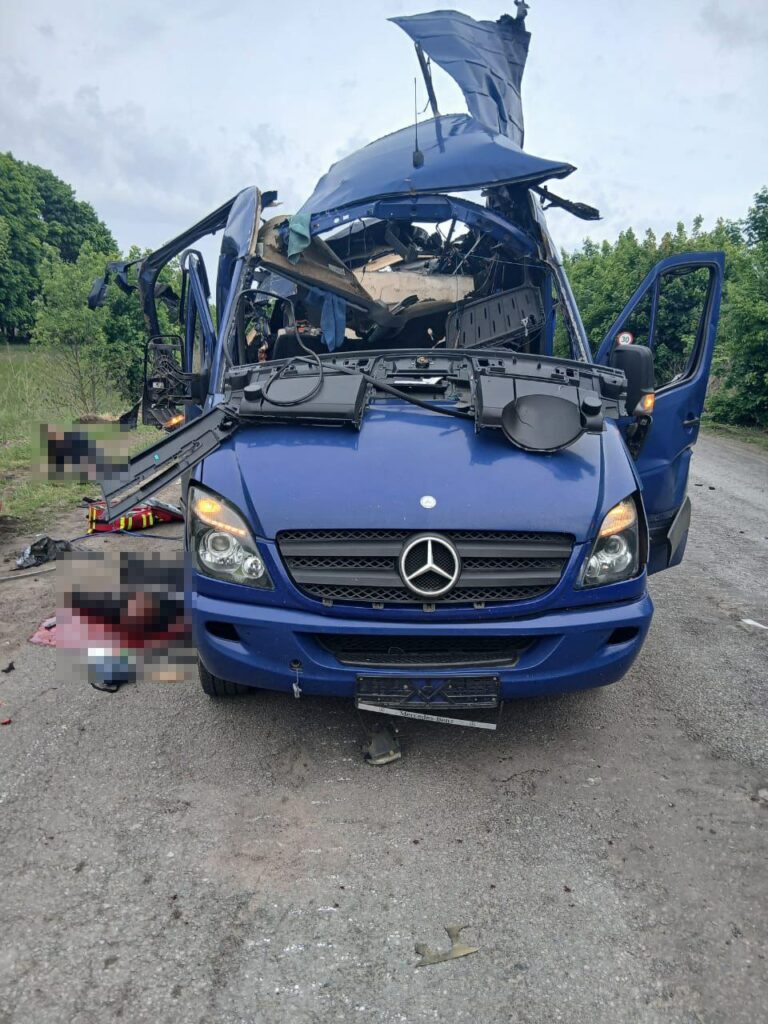 Удар по автобусу на Сумщині