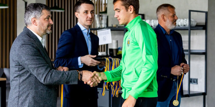 Президент і спортивний директор УПЛ та віцепрезидент УАФ нагородили «Карпати» U-19