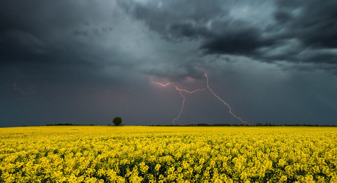 Прикарпатців попереджають про небезпечні метеорологічні явища