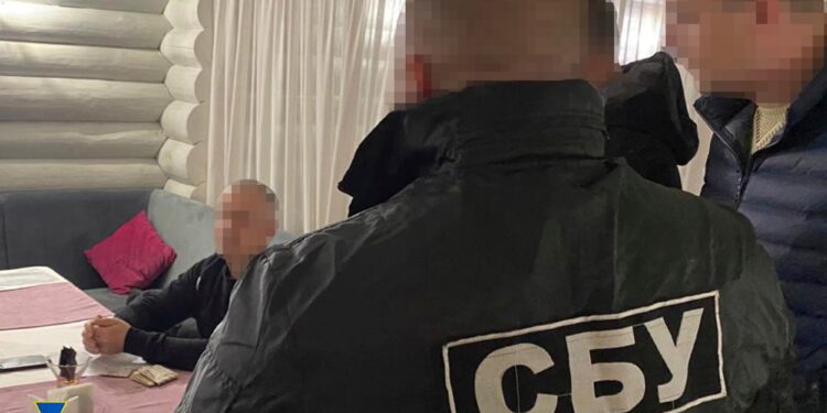 СБУ затримала на хабарі посадовця Подільської райради в Полтаві