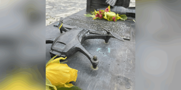 Скульптуру на честь Юліана Матвійчука в Полтаві пошкодили