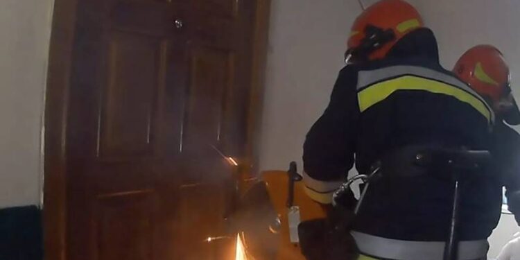 Славутські рятувальники допомогли визволити малюка з квартири —Хмельнитчина