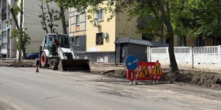 У Дніпрі ремонтують дорогу і тротуари на вулиці Високовольтній | |