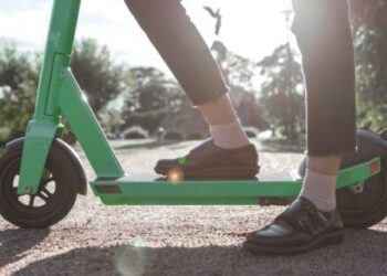 У Києві п’яна жінка впала з електросамоката й отримала штраф