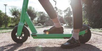 У Києві п’яна жінка впала з електросамоката й отримала штраф