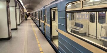 У Києві стався інцидент на станції метро – людина потрапила під потяг