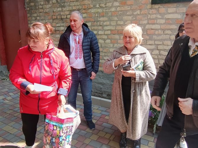 Книжки сільській бібліотеці вкотре подарували Володимир Поліщук (крайній праворуч) і Валентина Коваленко (ліворуч біля нього)