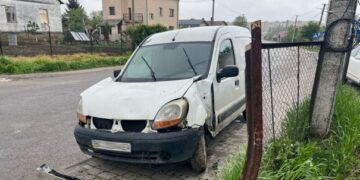 У Львові фургон виїхав на тротуар і переїхав пішохода