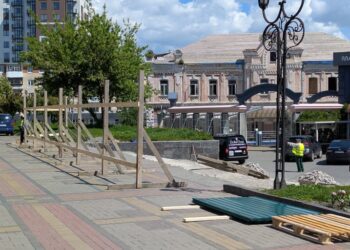 У мережі показали фото зі старту ремонту сходів біля драмтеатру (ФОТОФАКТ)