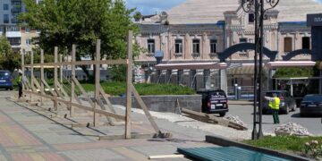 У мережі показали фото зі старту ремонту сходів біля драмтеатру (ФОТОФАКТ)