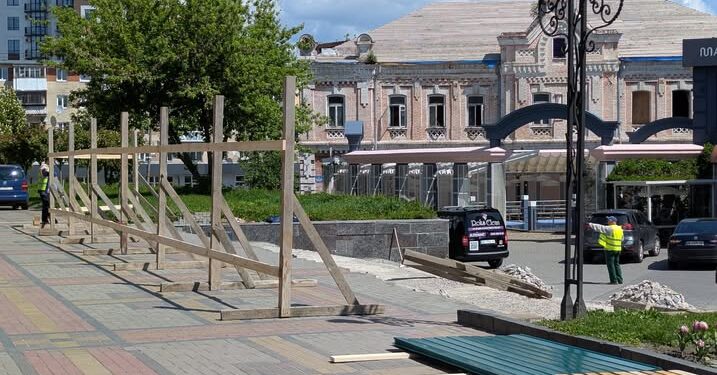 У мережі показали фото зі старту ремонту сходів біля драмтеатру (ФОТОФАКТ)