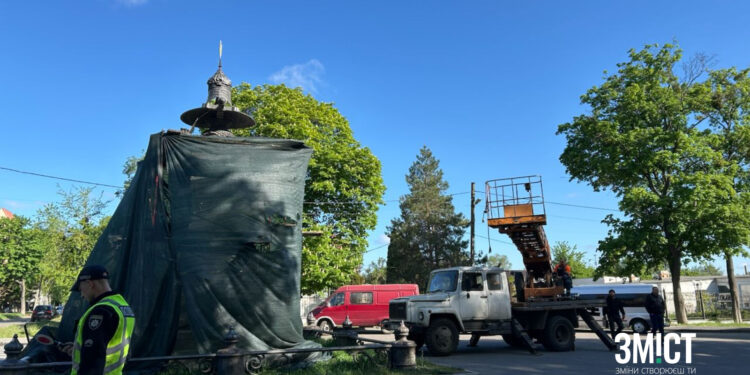 У Полтаві зносять памʼятник у центрі. ФОТО- ПОЛТАВА СЬОГОДНІ