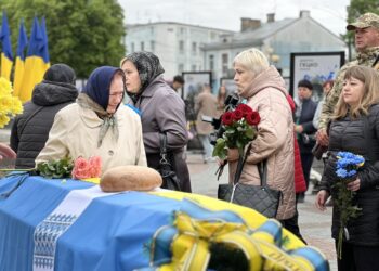 У Рівному на майдані попрощалися із полеглими військовослужбовцями – Володимиром Коцуром та Михайлом Бараболею