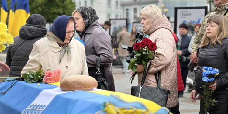 У Рівному на майдані попрощалися із полеглими військовослужбовцями – Володимиром Коцуром та Михайлом Бараболею