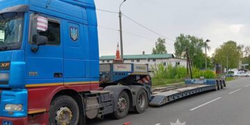 У Славуті 33-річний пішохід потрапив під колеса вантажівки —Хмельнитчина