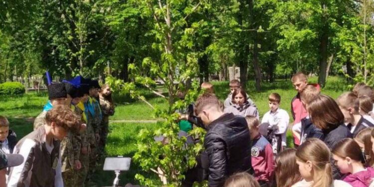У Соборному парку Черкас ліцеїсти висадили дерева в пам’ять про Героїв — Новости Черкасс