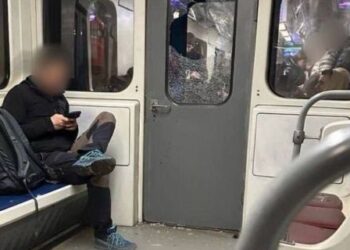 У столиці хлопець розбив вікно у метро