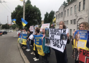 У Запоріжжі біля центру Ветеран Про відбулася акція на підтримку військовополонених, фото – що розповідають рідні захисників | Новости Запорожья