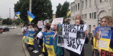У Запоріжжі біля центру Ветеран Про відбулася акція на підтримку військовополонених, фото – що розповідають рідні захисників | Новости Запорожья